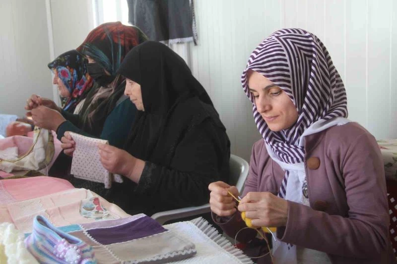 Kadınlar, depremin izlerini üreterek siliyor
