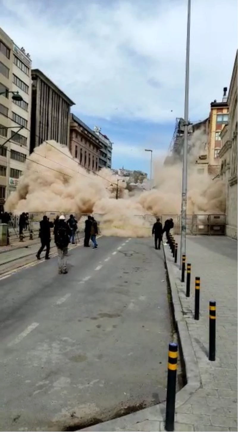 Beyoğlu’nda tadilat yapılırken kısmen çöken 5 katlı metruk bina tamamen çöktü. Çökme anı kameraya yansırken, ortalığı yoğun bir toz bulutu kapladı.
