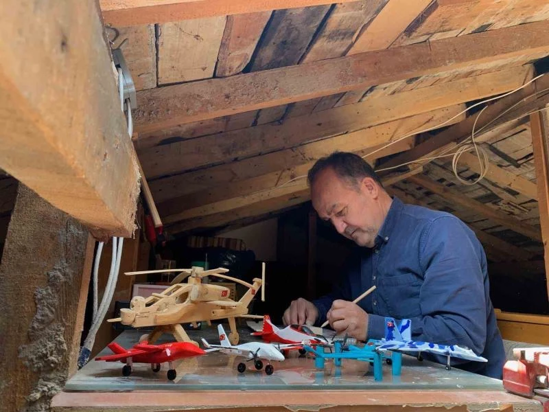 Tavan arasında meyve kasalarından Türk uçak filosunun maketini kurdu
