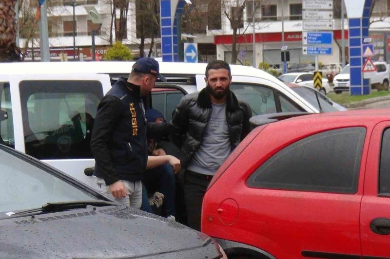 Depremzede vatandaşları dolandırdı
