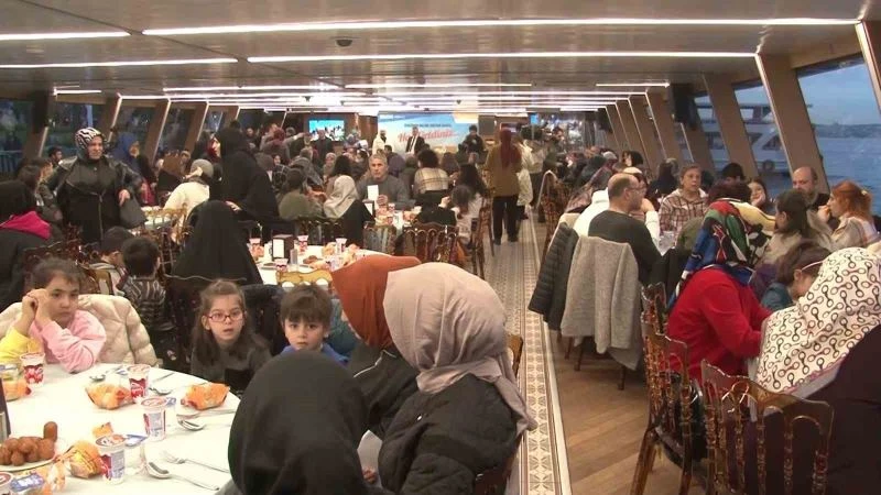 Üsküdar’da misafir depremzedeler boğaz turunda oruçlarını açtı
