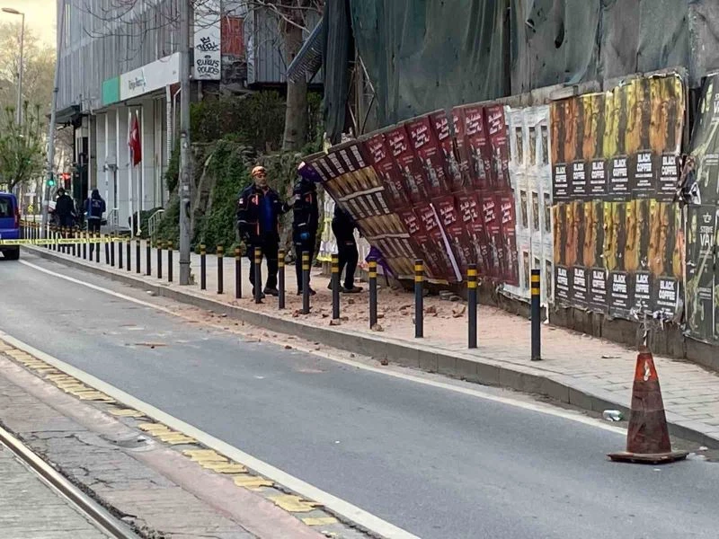 Beyoğlu’nda 5 katlı metruk binada kısmi çökme: Tramvay seferleri durduruldu
