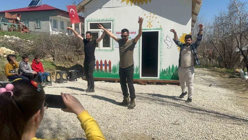 Depremzede çocukların yüzünü güldürdüler
