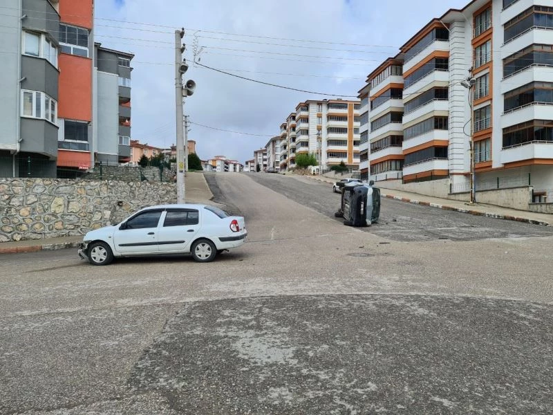 Karabük’te meydana gelen kazada otomobil yan yattı
