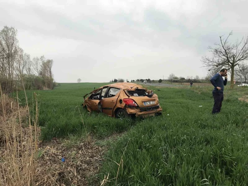 Otomobil tarlaya uçtu: 1 ölü, 1 yaralı
