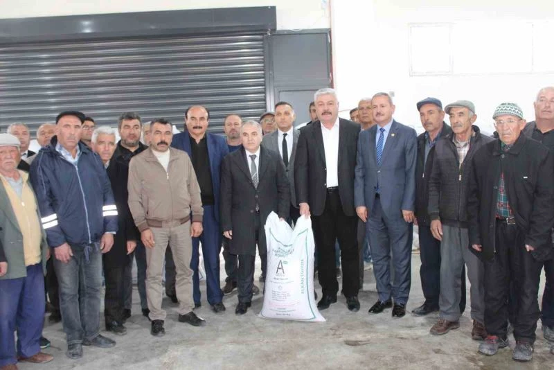 Dinar’da çiftçilere yüzde 75 destekli nohut tohumu dağıtıldı
