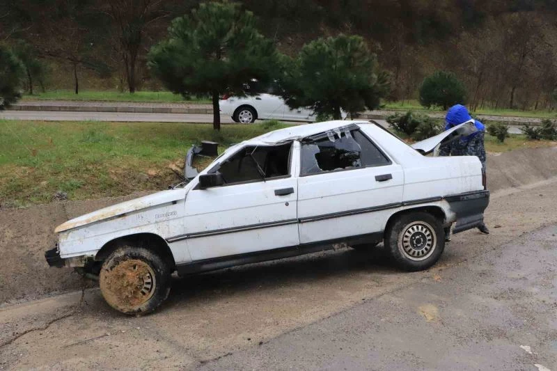 Takla atan otomobilden burnu bile kanamadan kurtuldu
