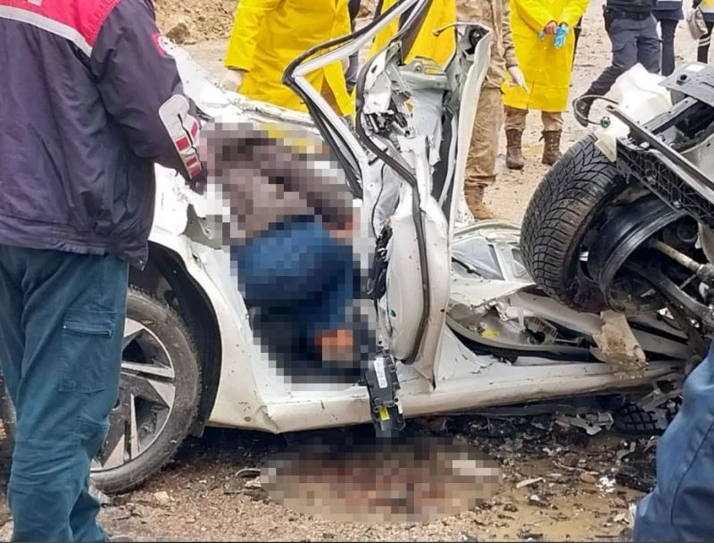 Adana’da otomobilin üzerine kaya parçası düştü: 4 ölü