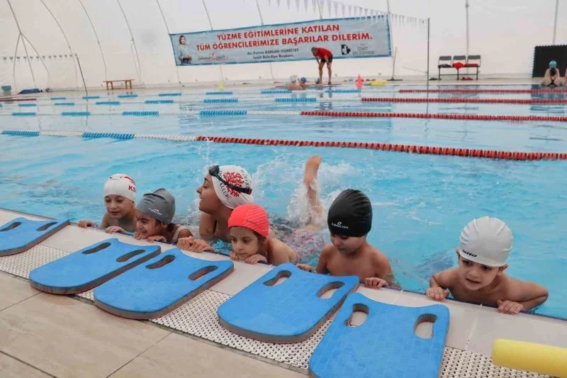 Çınar Çocuk Evi’nin minikleri yüzme derslerine başladı
