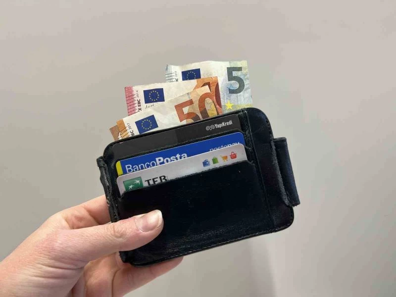 İlk iş gününde iş arkadaşlarını soydu, kovuldu
