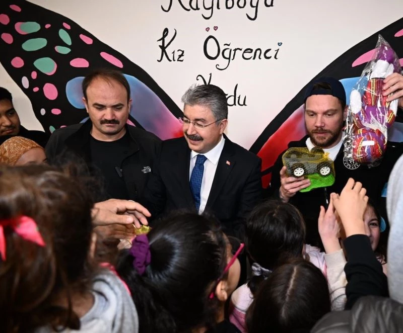 Sanatçı Sinan Akçıl, Osmaniye’de depremzede çocuklara moral verdi