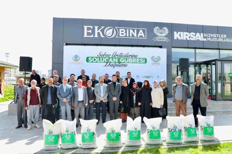 Diyarbakır’da 100 çiftçiye, 100 ton organik solucan gübresi
