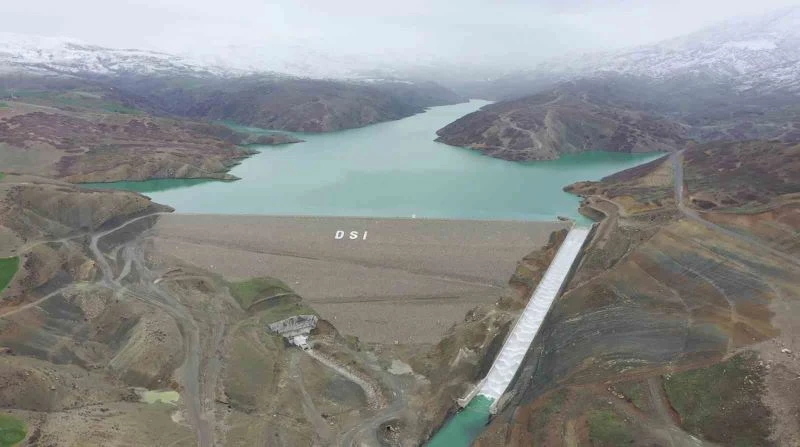Tam doluluğa ulaşıp su tahliyesine başlanan Kanatlı Barajı, can suyu olacak
