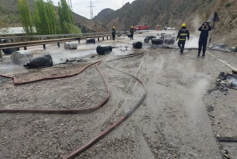 Özbekistan’da boya malzemeleri taşıyan tır devrildi: 1 ölü, 6 yaralı
