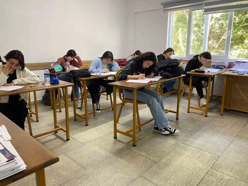 Öğrenciler Türkiye geneli deneme sınavında
