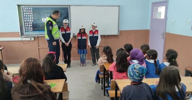Jandarma çocuklara servis araçlarını nasıl kullanılması gerektiğini öğretti
