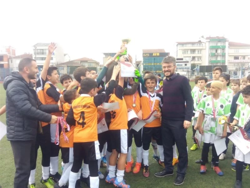 Şampiyon Hürriyet Ortaokulu oldu
