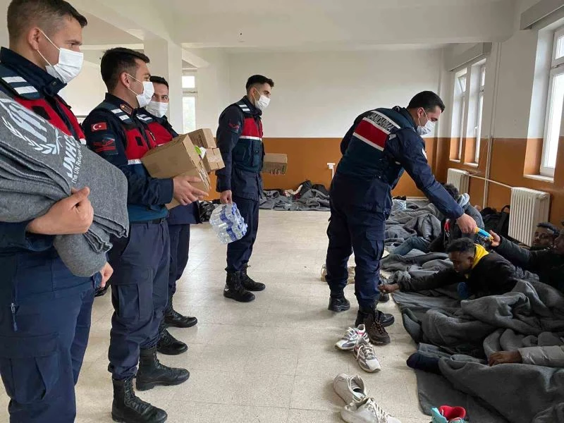 İzmir jandarması 32 göçmen ve 1 insan kaçakçısı yakaladı

