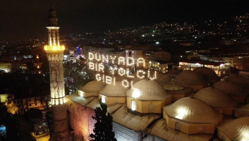 624 yıllık Ulu Cami’ye asılan Ramazan mahyası değiştirildi

