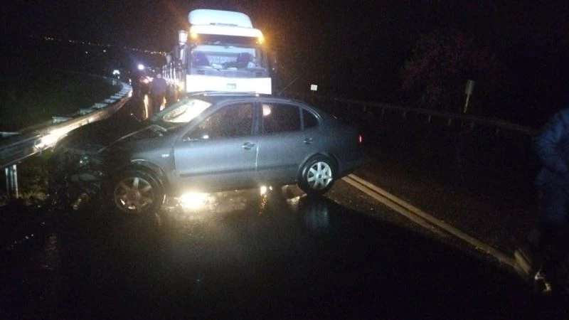 Bariyere çarpan otomobil ürücüsü yaralandı
