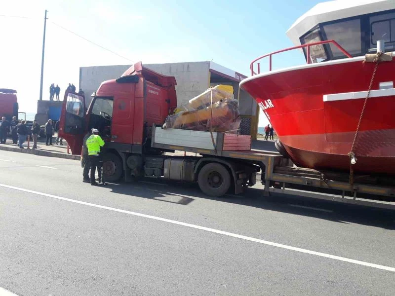 Teknenin üzerinde üst geçidi farketmedi
