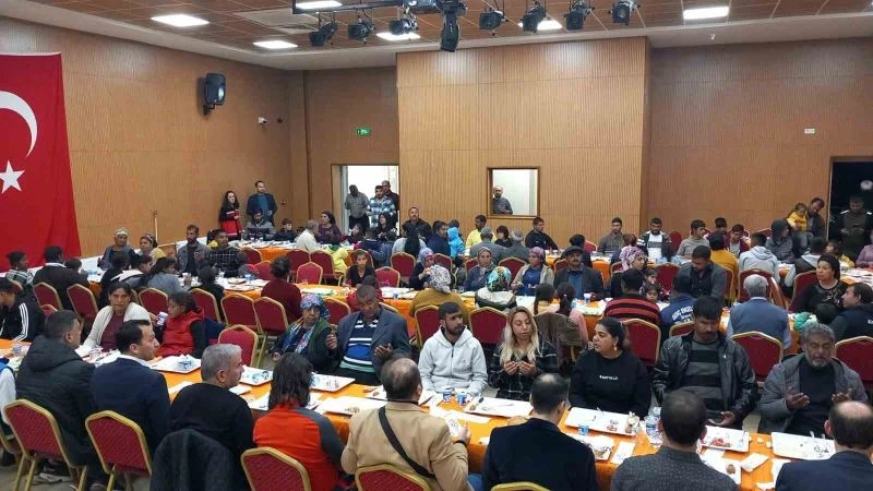 Kozan’da Romanlar iftar sofrasında bir araya geldi
