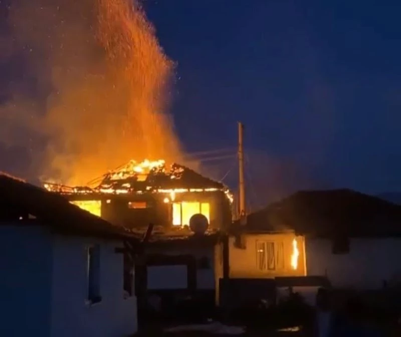 Düzce’de iftar vakti çıkan yangın evi küle çevirdi
