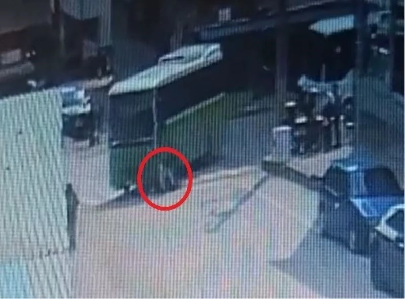 Özel halk otobüsü yaya geçidinde anne ve oğluna çarptı
