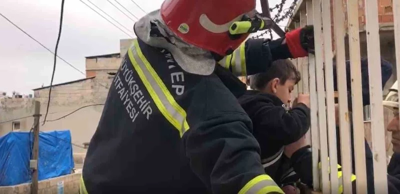 Korkuluk demirine sıkışan çocuğu itfaiye kurtardı
