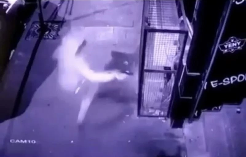 İnternet kafeye silahlı saldırı kameraya yansıdı: Kovaladığı gence ateş açtı
