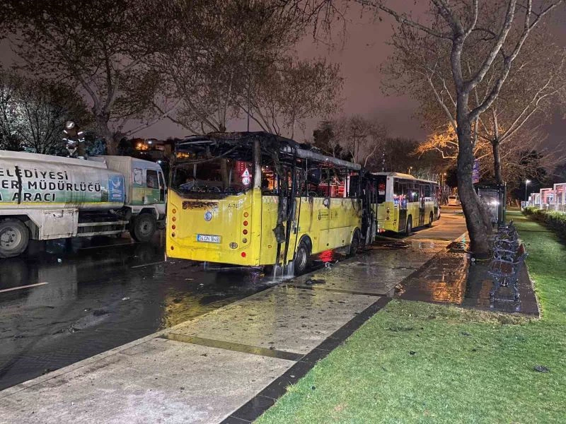 Fatih’te bir İETT midibüs alev alev yandı
