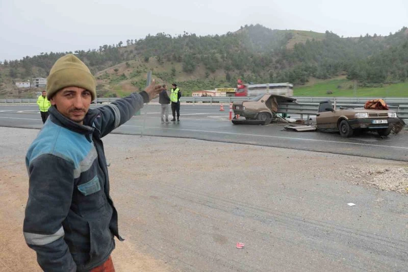 Kaza yapan otomobil ikiye bölündü
