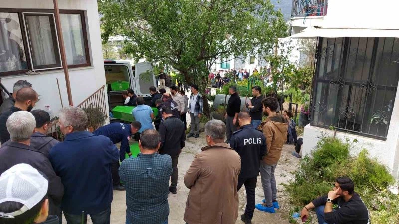 Önce annesini sonra kardeşini öldürdü, ardından intihar etti
