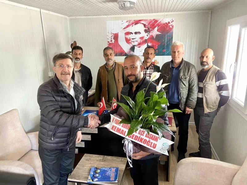 Burhaniye’de Romanlar AK Partilileri çiçeklerle karşıladılar
