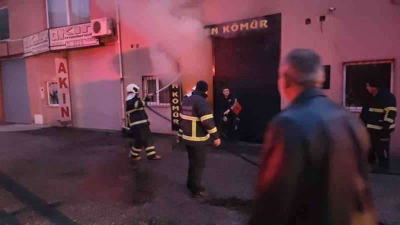 Kömür satış dükkanından yangın paniği
