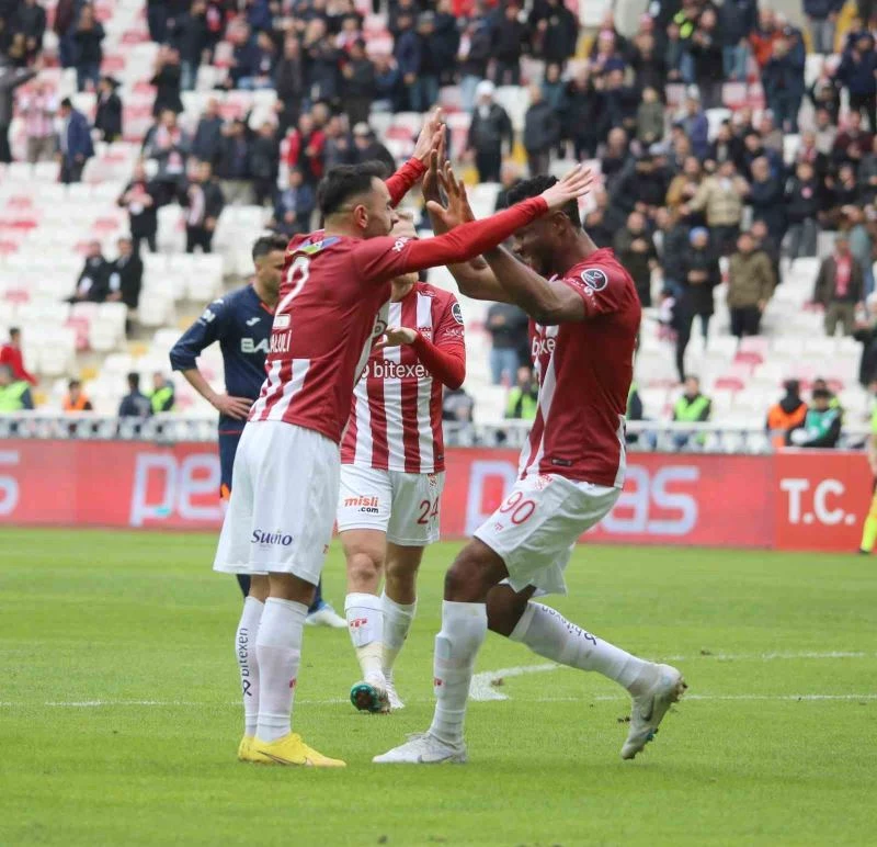 Spor Toto Süper Lig: DG Sivasspor: 1 - Medipol Başakşehir: 0 (İlk yarı)
