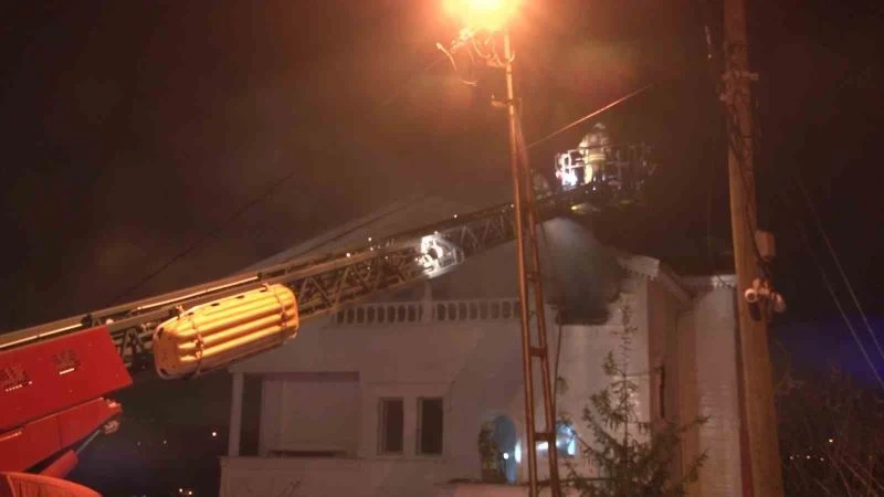 Beykoz’da 3 katlı villada yangın paniği
