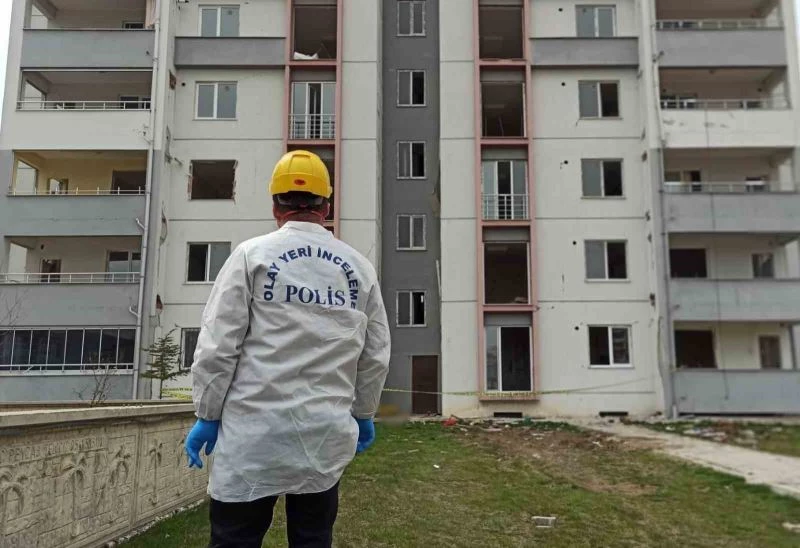 13 katlı apartmanın çatısından düşen özel güvenlik görevlisi hayatını kaybetti

