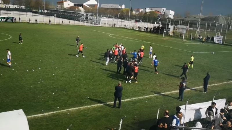 Bolu’da amatör küme maçında ortalık karıştı, önce saha sonra tribünler birbirine girdi
