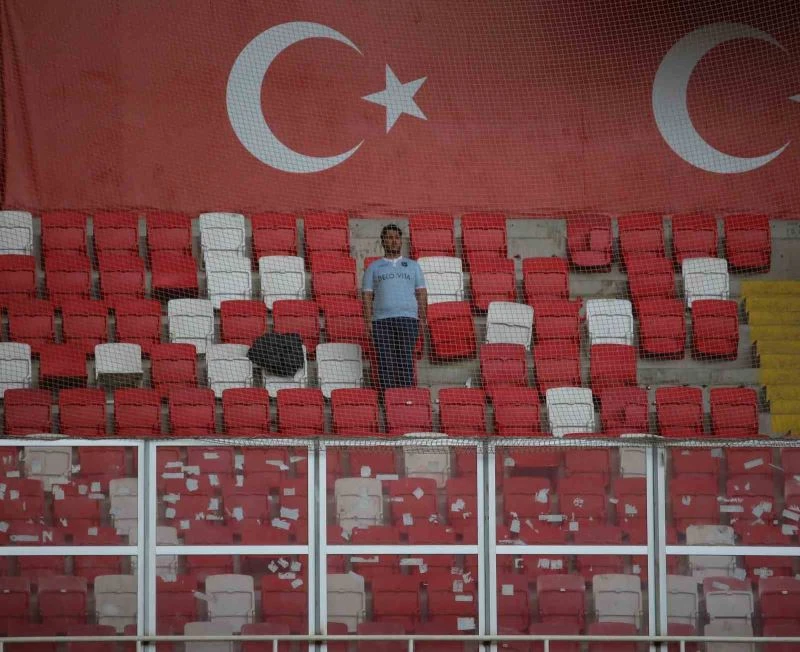 Başakşehir’i, Sivasspor deplasmanında 1 taraftar destekledi
