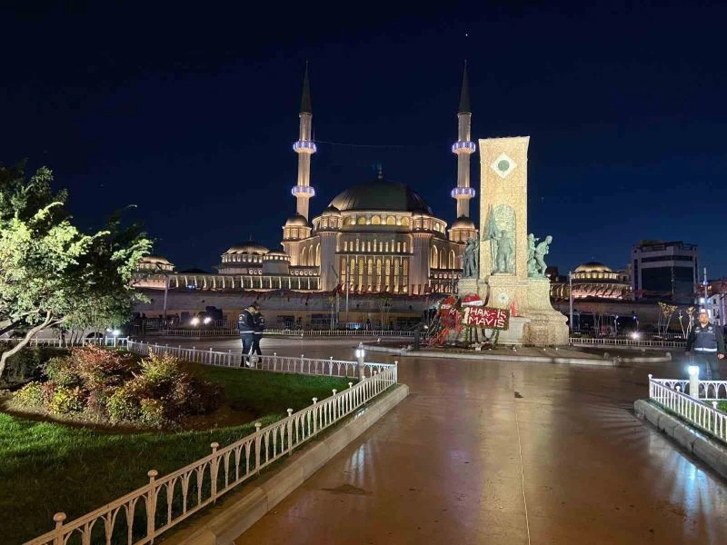 Taksim Meydanı araç ve yaya trafiğine açıldı

