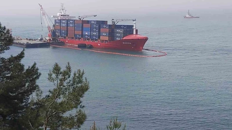 Kastamonu’da karaya oturan gemi yan yatmaya başladı
