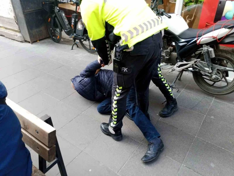 AK Parti seçim aracına saldıran şahsa polis müdahale etti
