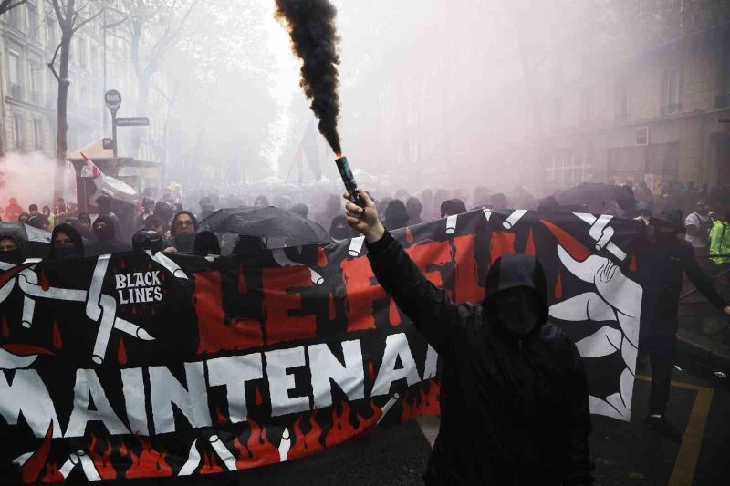 Paris’te 1 Mayıs’ta emeklilik reformu karşıtı gösterilerde arbede
