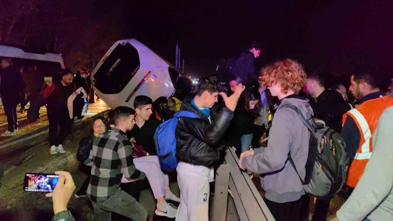 Bursa’da öğrencileri taşıyan tur otobüsü kaza yaptı...3 kişi hayatını kaybetti çok sayıda yaralı var
