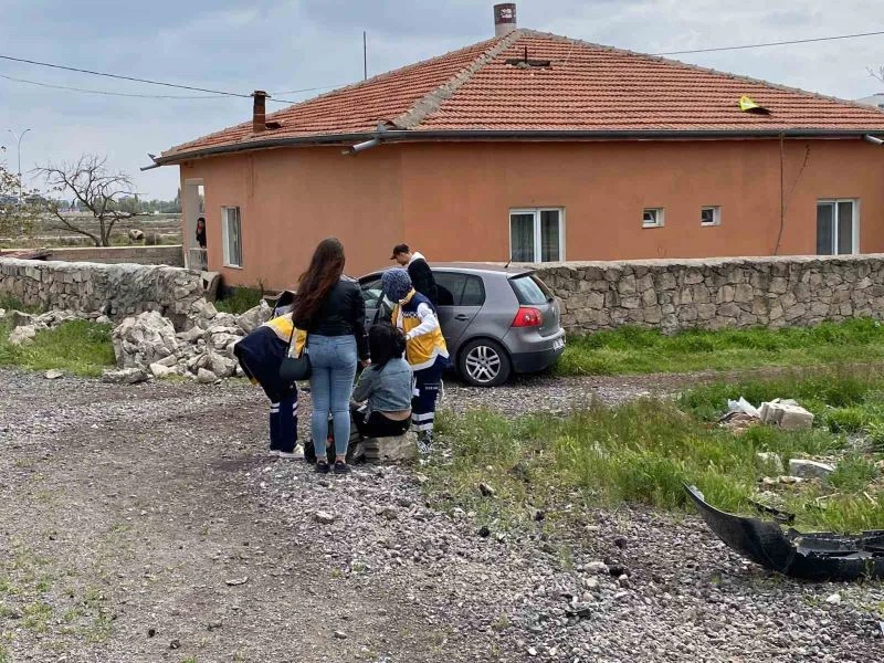 Virajı alamayan otomobil evin duvarına çarptı: 3 yaralı
