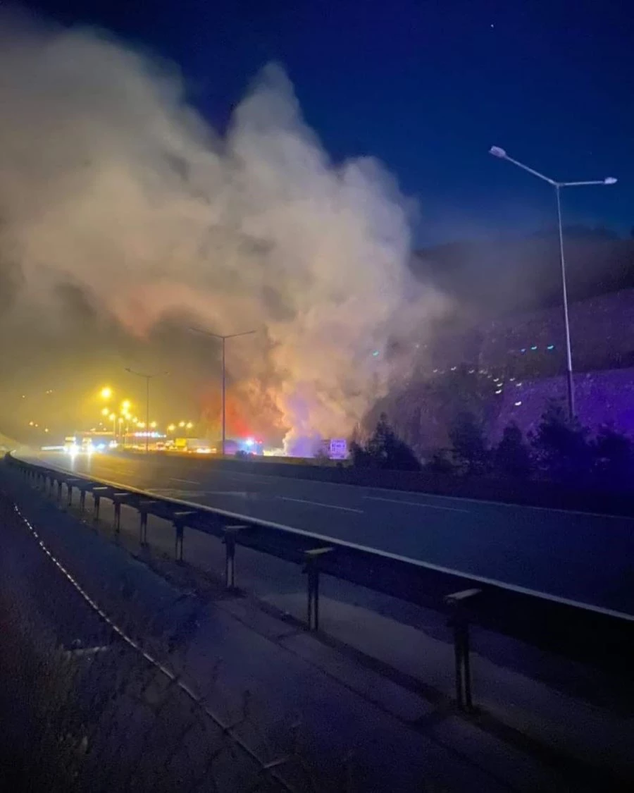 Osmaniye otobanında seyir halindeki tır alev aldı