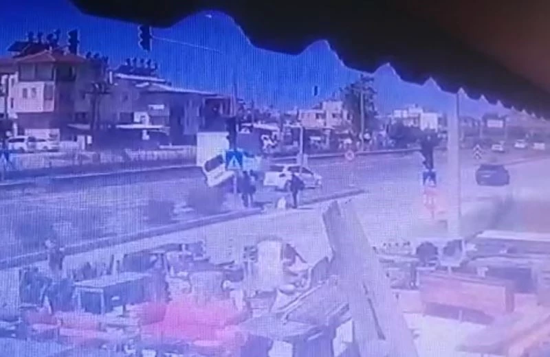 Karayolunda korku dolu anlar: Çarptı, savruldu, bariyere çarparak durabildi
