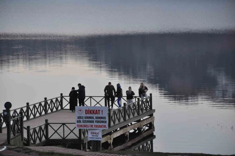 Yağmurlu ve karlı günlerin ardından tatilciler Abant Gölü Milli Parkı’na akın etti
