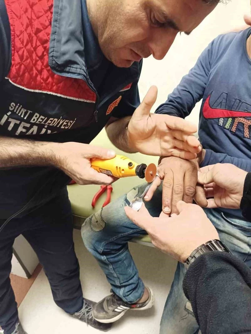Siirt’te bir gencin parmağına sıkışan yüzük itfaiye ekiplerince çıkarıldı
